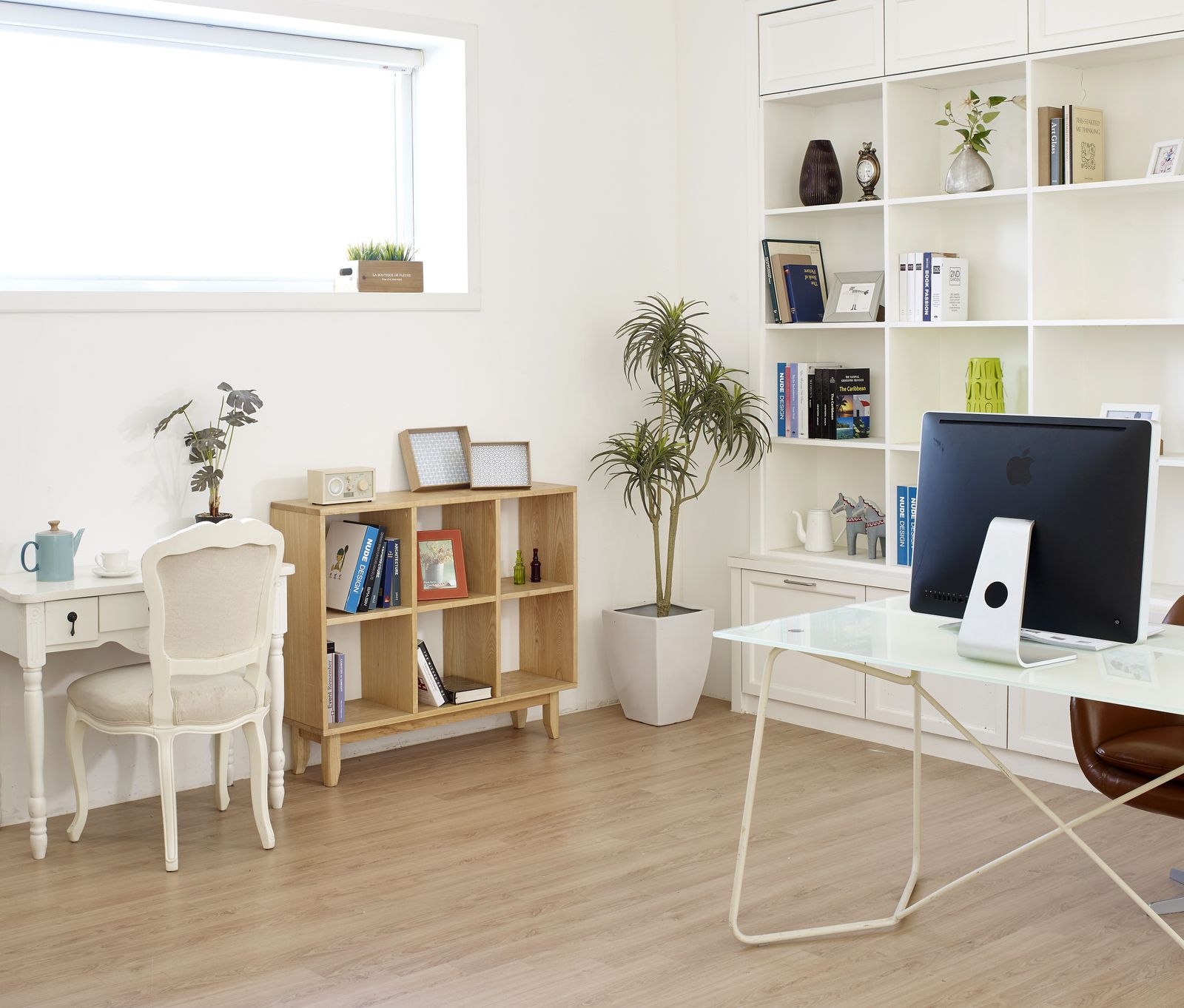 Bücherregal verdübelt an der Wand