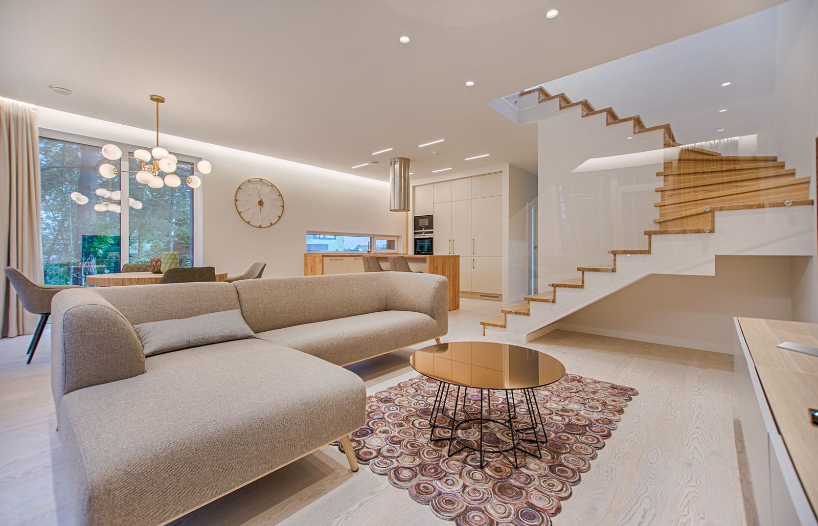 Wohnzimmer mit montierten Möbeln