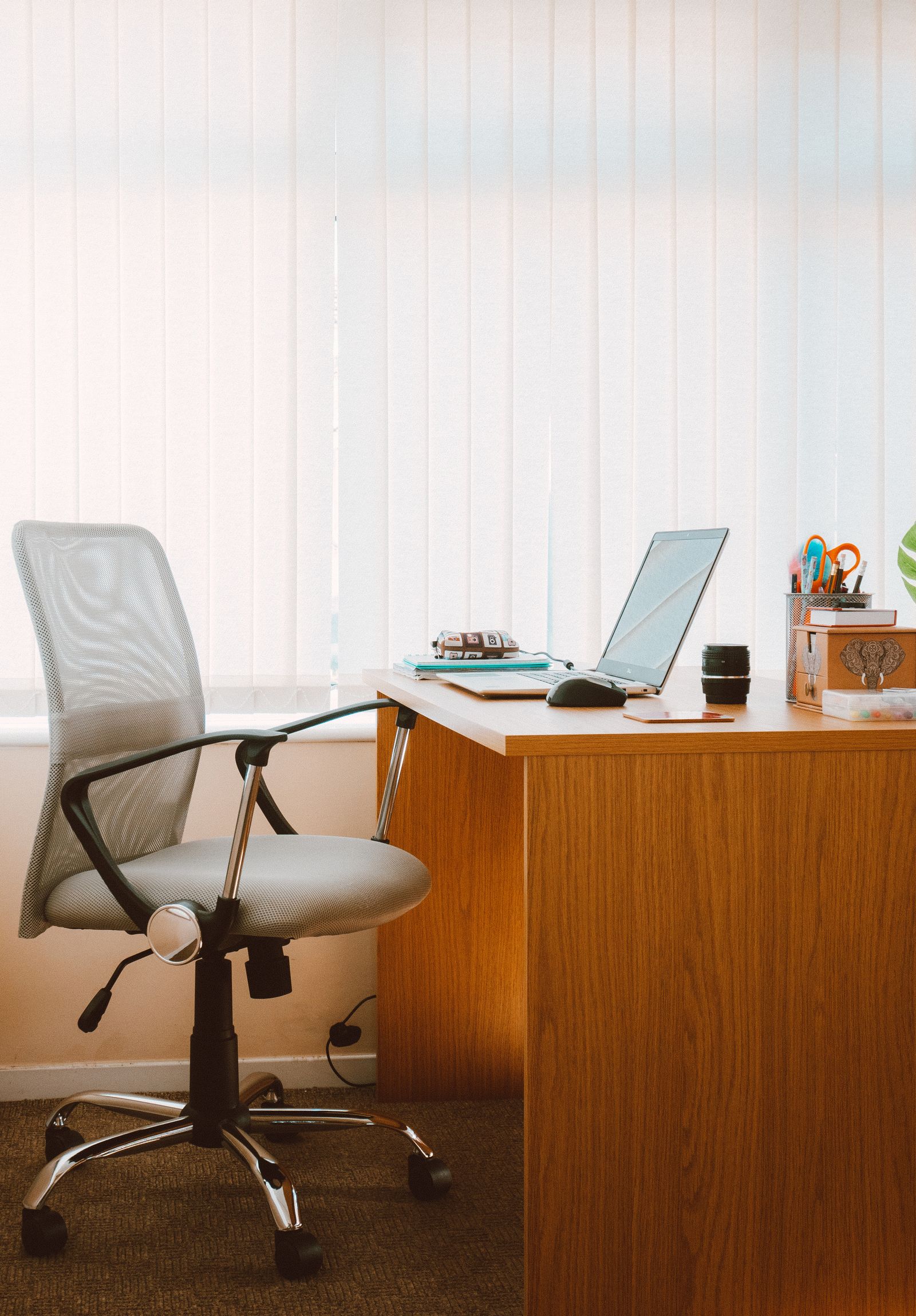 Montierter Schreibtisch in einem Wiener Büro