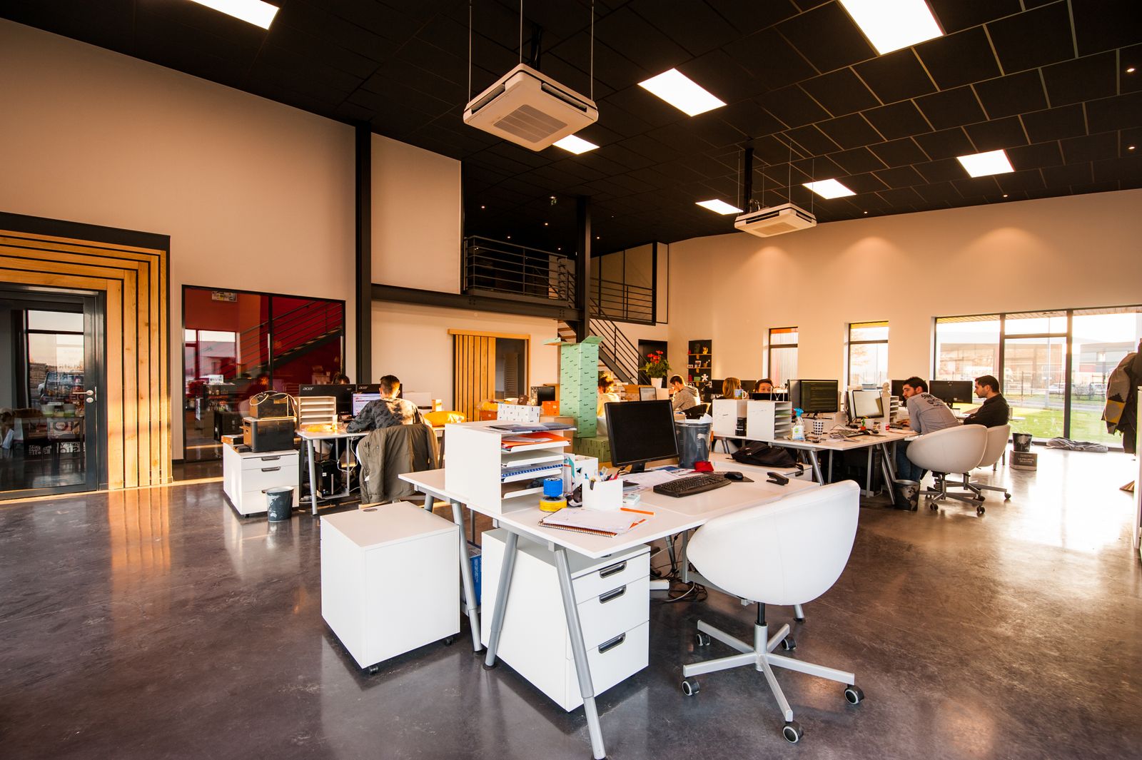 Offenes Büro mit montierten Schreibtischen